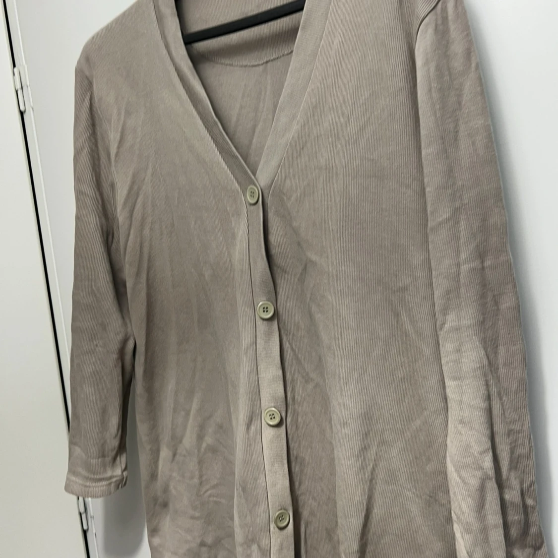 Beige kofta med knappar och v-ringning - 1