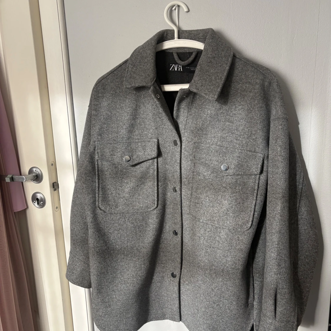 Grå overshirt från Zara XS