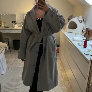 Grå trenchcoat - Clean ljusgrå trench coat som använts fåtal gånger