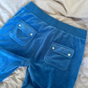Juicy couture  - Jättesnygga blå juicy couture byxor i storlek M, passar även S💙