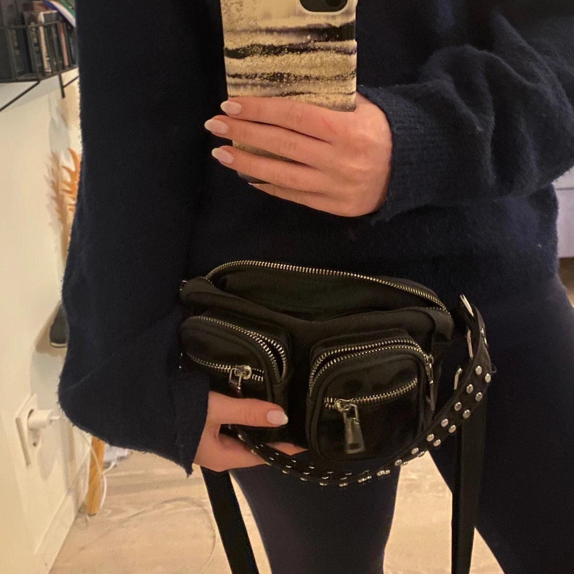 Svart mocka axelväska med nitar - 1