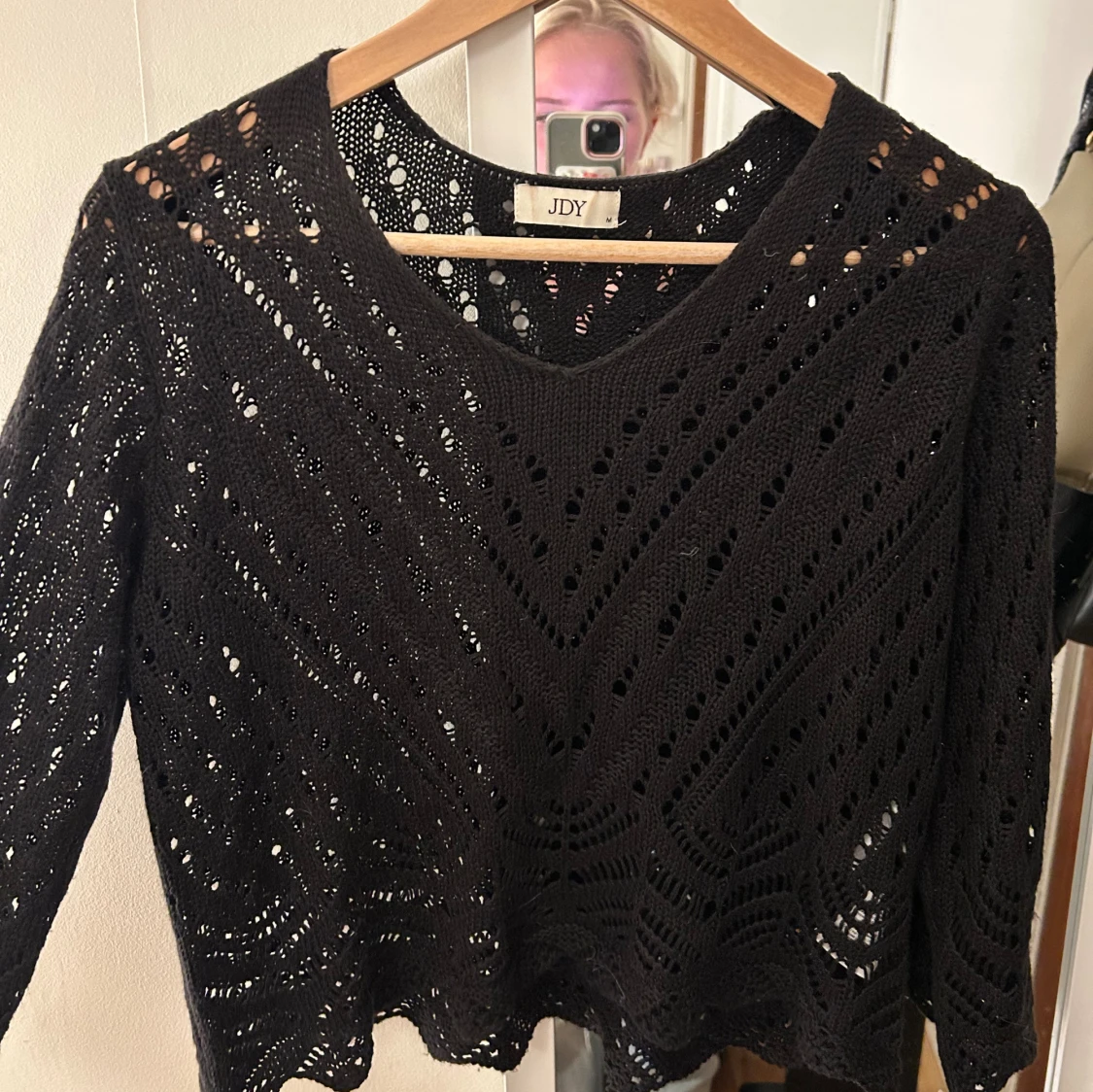 Svart stickad croppad tröja