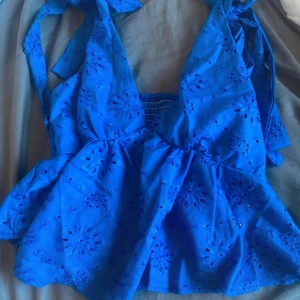 Blå broderad linnetopp med knytband fest topp grisch  - Jätte snygg lite festaktig topp. Med en super fin blå färg. Passar från xxs/s. Och fråga gärna på om ni har frågor eller vill se hur den ser ut på!🥰💕