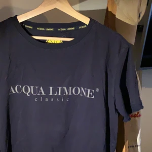 Acqua Limone t-shirt - En mörkblå Acqua Limone t-shirt i storlek L. Passar även M. Kan fraktas. Skriv vid mer frågor.