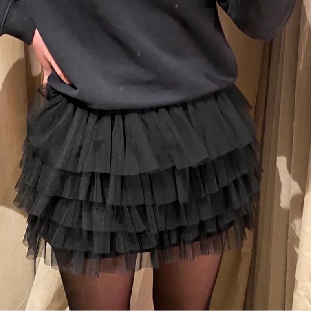Säljer denna zara kjol då jag fixl två i julklapp, slutsåld på hemsidan och aldrig använd. Köparen står får frakten🖤🖤 inga bud, går att köpa direkt . Kjolar.