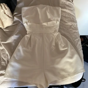Avslutnings-jumpsuit  - Säljer denna perfekta vita jumpsuiten passande nu till skolavslutning eller student. Endast använd 1 gång så är i väldigt bra skick💗 pris är 130kr+frakt✨