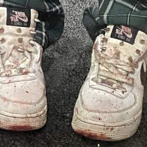 Nike skor med spikes och fake blood på