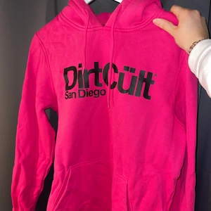 Dirtcult tröja - Har aldrig någonsin använt då jag köpte fel strl först. Sen köpte jag en ny och den har bara legat i garderoben.  Unisex S