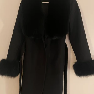 Kappa - En snygg kappa i storlek 36 använd en gång säljs pga för stor på mig då jag gick ner i vikt.. kappan är köpt från viaolivia för 4700 kr säljs för 4000 kr då den är helt ny och använd bara en gång . 