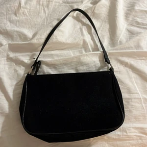 Liten baguetteväska - Liten svart baguetteväska med kort band över axeln. Säljer då den inte kommer till användning 🖤