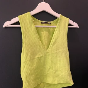 Neongrön linne  - Sitter tajt med stretchigt material, ganska långt ner urringad 