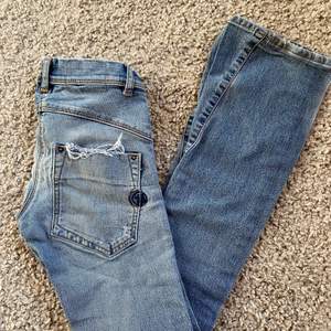 Super snygga lågmidjade bootcut jeans storlek xxs, dem är aldrig använda utav mig utan jag har ärvt dem och vuxit för snabbt🥲. De har slitningar på fickorna och i midjan men ingenting nere i benen. 