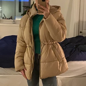 Beige jacka - Beige vår/höst jacka från vero moda i storlek XS. Bra skick använd en gång, har justerbar midja. Köparen står för frakten🧡🧡