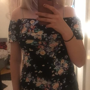 Blommig blus från Gina tricot  - En blommig blus från Gina tricot i storlek s inte min stil men super fin.