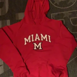 Vintage college hoodie - Vintage Miami hoodie. Aldrig använd då den inte passade mig. Det är storlek L men det är sport fit så den passar dig som vanligtvist har S/M