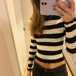 Randig zara tröja - Säljer denna skit snygga randiga zara tröja med små hål i. Den är i storlek S men är ganska stretchig❤️