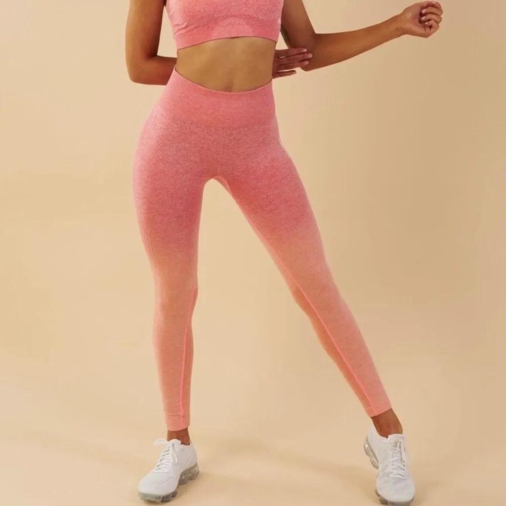 As snygga seamless gymshark tights i en peach/coral färg och storlek M !💖 . Jeans & Byxor.