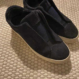 Axel Arigato sneakers  - Mörkblåa Axel Arigato sneakers i storlek 39💙 köparen står för frakt! Nypris: 2050kr