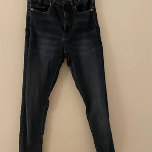 Blåa jeans  - Jeans från Gina tricot i storlek S. Slim fit. 