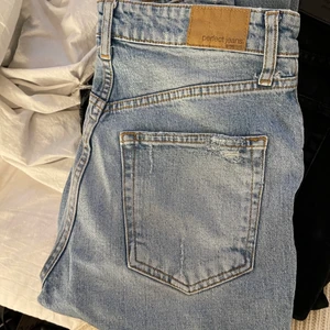 Jeans  - Mom jeans från Gina tricot med hål på knät !