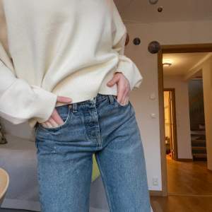Jättesnygga raka zara jeans i rejält jeanstyg. Färgen syns bäst på första bilden🥰 Slitningsdetaljer vid foten. Säljs då de blivit för små