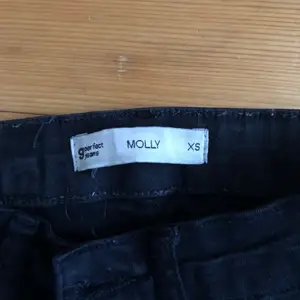 Högmidjade svarta Molly jeans. Säljer pga ej passar på mig. Använd en gång