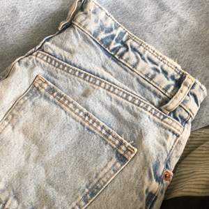 Helt nya zara jeans i full length, köpte fel storlek o kunde ej skicka tillbaka så säljer dom nu.