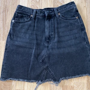 Svart jeanskjol 36 - Jenaskjol i storlek 36. Sparsamt använd. 