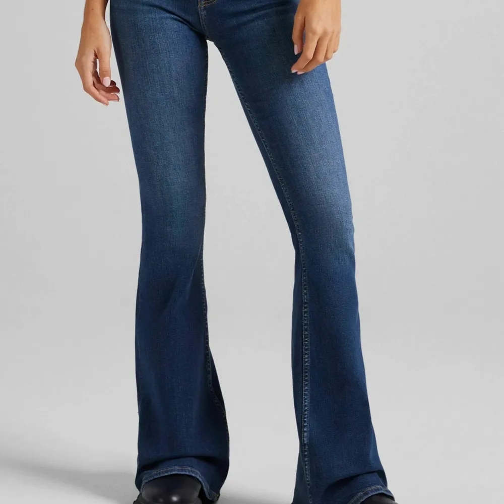 Highwaist Mörkblåa bootcut jeans från bershka aldrig används (strl 38). Jeans & Byxor.