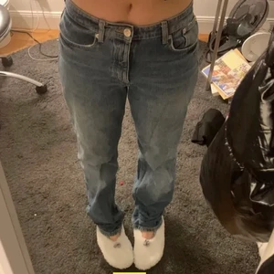 Lowwaisted Jeans - Ett par mörkblåa lågmidjade jeans från zara. (Lånade bilder!) Köpte här på plick men dem var lite för stora för mig