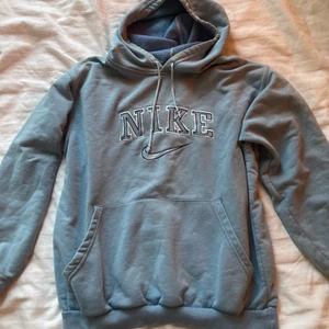 Vintage Nike hoodie - Vintage Nike hoodie från 90’talet! Köpt här på Plick för ett år sen men som inte kommer till mycket användning längre!! 💙 Superfin och sitter riktigt snyggt för mig som har stl S. Innersidans tryck är ganska sliten (bild 3) Nypris: 200 kr 