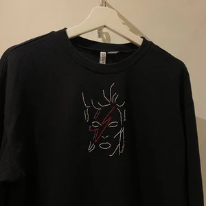 Broderad tröja  - 💜Broderad tröja med David Bowie motiv 💜Hör av er om ni vill köpa en liknande 💜Cirka 300kr plus frakt 💜Kom gärna med egna förslag på motiv 💜Olika färger och storlekar finns 💜Just denna är såld