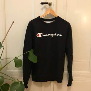Champion sweater i nyskick inköpt på Pop Boutique i Malmö! Har en snygg, oversized fit och är mycket mjuk och mysig :) 