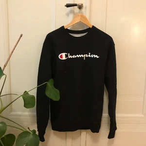Champion Sweater - Champion sweater i nyskick inköpt på Pop Boutique i Malmö! Har en snygg, oversized fit och är mycket mjuk och mysig :) 