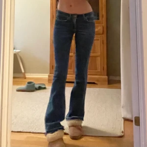 Lågmidjade bootcut jeans - Lågmidjade bootcut jeans från märket Dondup. Jättesnygga och sköna men tyvärr lite för små för mig…. Storlek 25 och innerbenslängd ca 80cm. Kan skicka fler bilder, skriv till mig isåfall. Modell: Neon💖