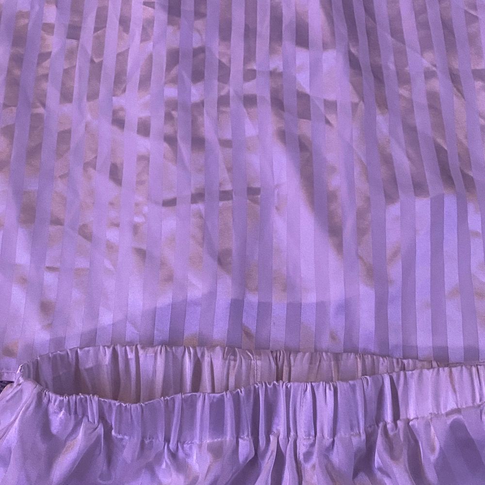 Vit pyjamas i ”silkes”material. Från Gina Tricot. Bda delar Xs. Reglerbara band. Använd kanske 1-2 gånger.. Toppar.
