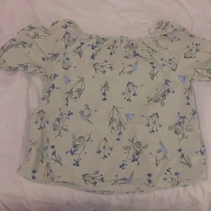 Linne från H&M 🛍 - Jag köpte denna linnet/blus på h&m jag köpte den för 200kr så jag säljer den för 100kr plus frakt🤘🛍 andvändigt cirka 3-2 gånger 🛍🤘💓 super snygg!!🤩 fler bilder kan skickas privat!