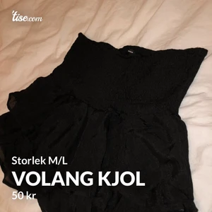 Volang kjol - Säljer en jättefin volang kjol från shein, köpt förra sommaren och använd ett par gånger, nu är den för liten och behöver en ny ägare. Inget fel på den och sitter helt perfekt, liten i storleken så sitter som en M, hör av dig för mer information och bilder 🤍🤍