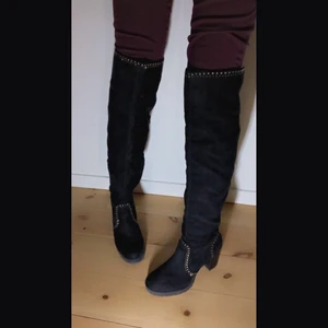 Catwalk Skor Storlek 40.  - Hej nu säljer jag ett par skor som knappt har blivit använda. Skostorlek 40, skorna är 64cm höga, klacken är 10cm hög och öppningen vid knäna är 20cm. Skorna säljs med inkluderad frakt för 299kr, om man istället kan mötas upp i Nynäshamn så sälja dom för 200kr :) Hör av er om det är något ni undrar över!