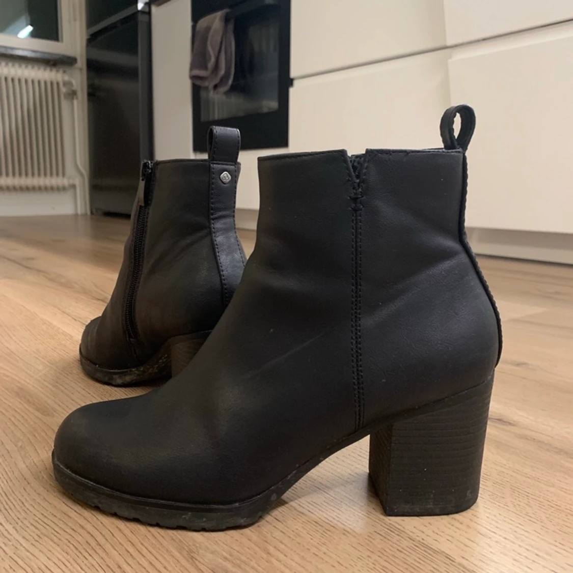 Högklackade läderskor 