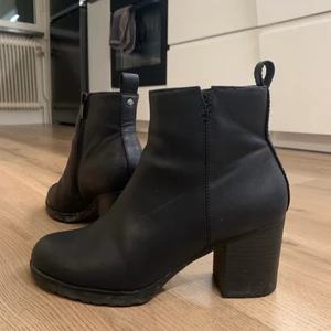 Högklackade läderskor  - Säljer mina högklackade läderskor, dem är i bra skick och säljer då dem ej kommer till användning. Jättefina med tights, även till kostymbyxor och lite finare tillfällen. Skada på höger sko, har ej orkat laga. 