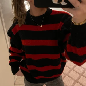 Randig tröja med volang  - Röd och svart randig tröja från zara, med volanger på ärmarna 