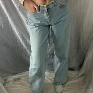 SKITSNYGGA ljusblåa jeans från JunkYard i storlek W26 och är långa i modellen (jag är 170cm). Jeansen är i nyskick och  säljs pågrund av att jag har andra liknande. Säljs för 180kr (nypris 500) 💙