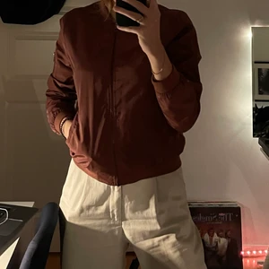 Bronze/ Röd Jacka - Helt oanvänd bronze/ röd jacka från ONLY! Jätteskönt material och cool färg. Storlek S ❤️🧡