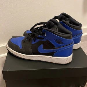 Blå jordans - Säljer mina blåa jordans då dom blivit för små. Äkta såklart. Buda i kommentarerna. Fast pris!