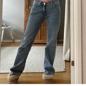 Weekday jeans - Midwaist jeans i modellen twig från weekday. Jag är ca 170 och de är långa på mig. Jättefin blå färg. Storlek 27/32, sitter lite baggy på mig som vanligtvis har 25 i jeans. Skriv för fler bilder 🌸 