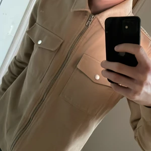River Island Overshirt jacket  - Helt ny, har bara används en gång. Färgen är lite mörkare beige och har storleken S. Perfekt nu till våren/sommaren 
