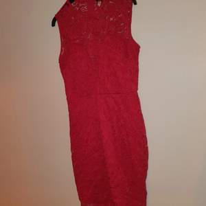 Säljer en röd klänning i spets, är tyg under spetsen men väldigt fin och snygg. Storlek 40 är det i den. 