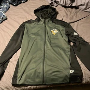 Träning hoodie - Säljer denna jättefina hoodien i träningsmaterial från adidas. Tröjan hänger bara i garderoben och det är därför jag säljer den. Den har blivit använd cirka 2/3 gånger. Skicket är fortfarande 10/10. Den är köpt på Hockeystore i Jönköping 2019. Trycket på bröstet är hockeylaget ”Pittsburgh Penguins”.                                                             Köparen står för frakt😊.                                                         Släng iväg ett meddelande om du är intresserad🤩🤝