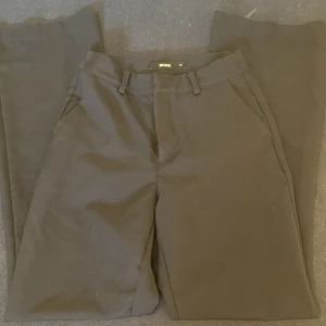 Bikbok kostymbyxor, svarta.  - Jättebra skick, andvända ett fåtal gånger. Storlek 34, passar xs/s. Vida i benen (mellan vida och bootcut). Frakt betalas själv.